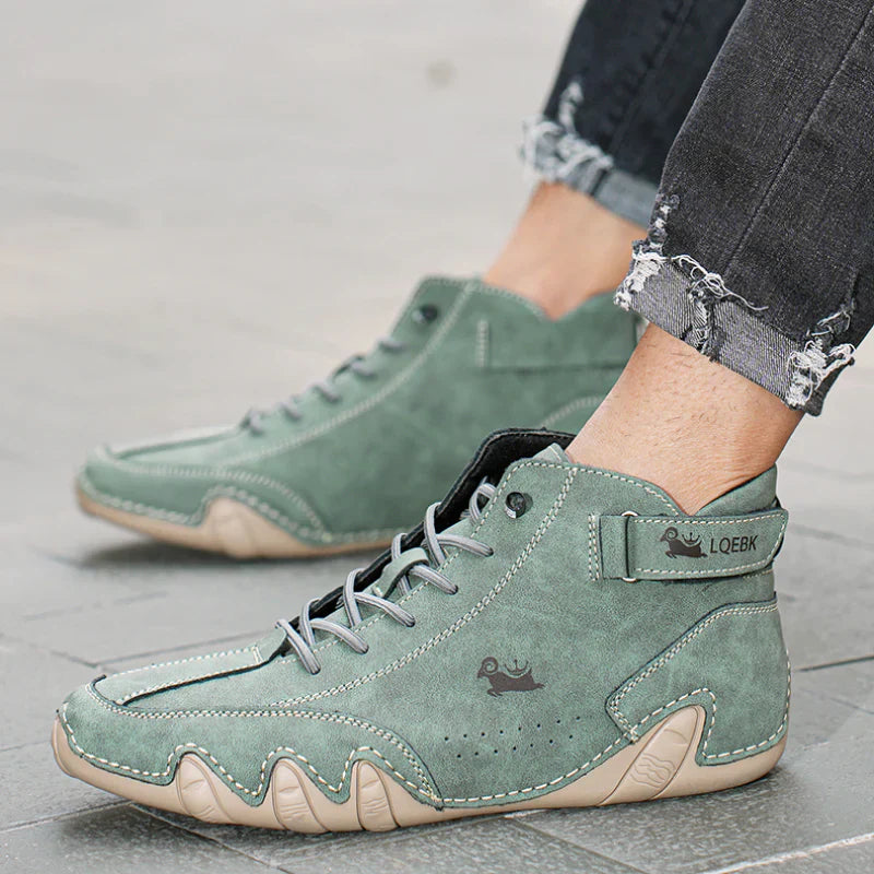Chaussures de marche confortables en cuir, conçues pour l'équilibre.