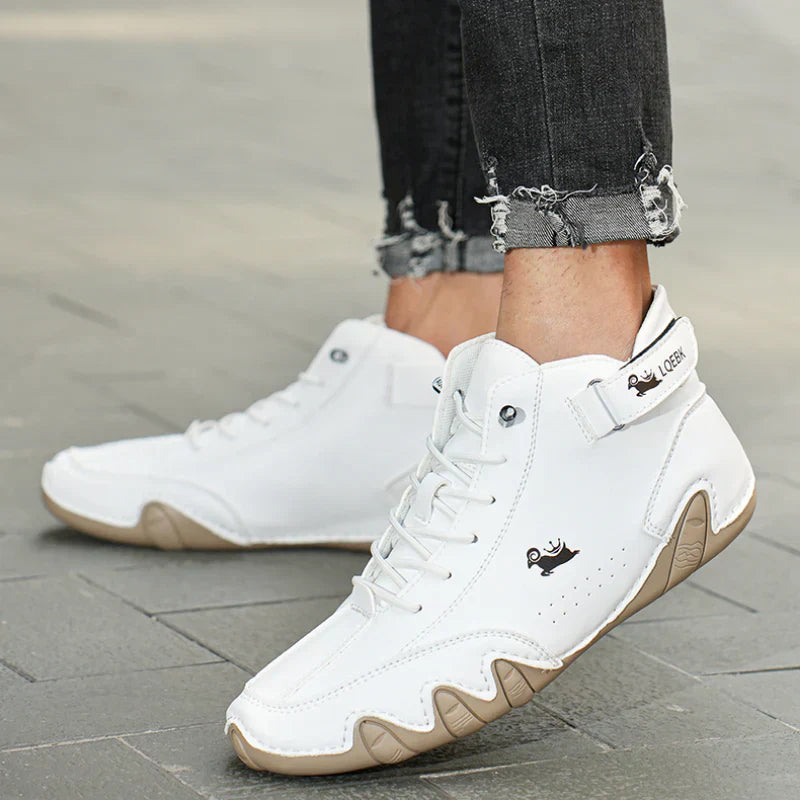 Chaussures de marche confortables en cuir, conçues pour l'équilibre.