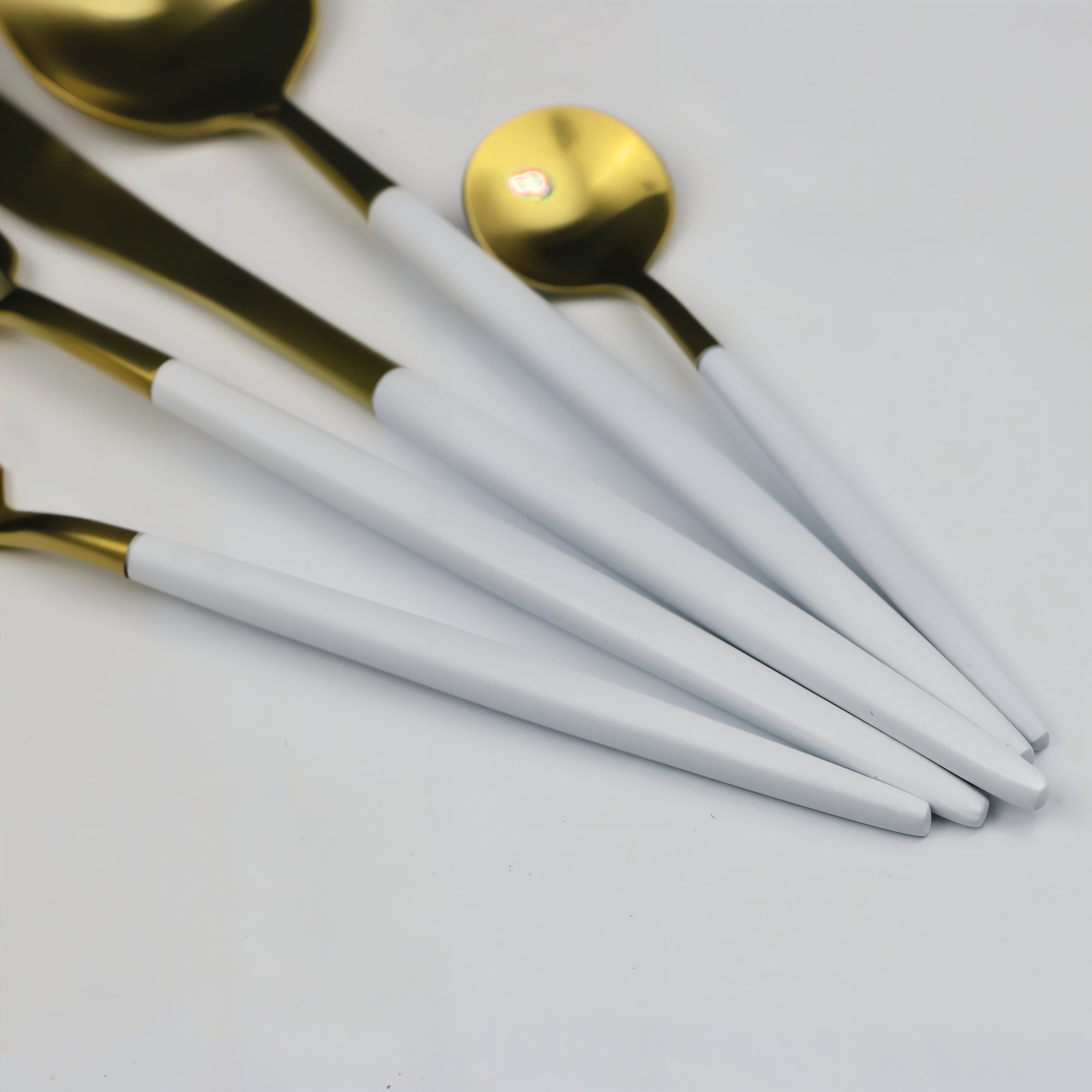 ChicMatte - Ensemble de Couverts en Acier Inoxydable 4 pièces Multicolore