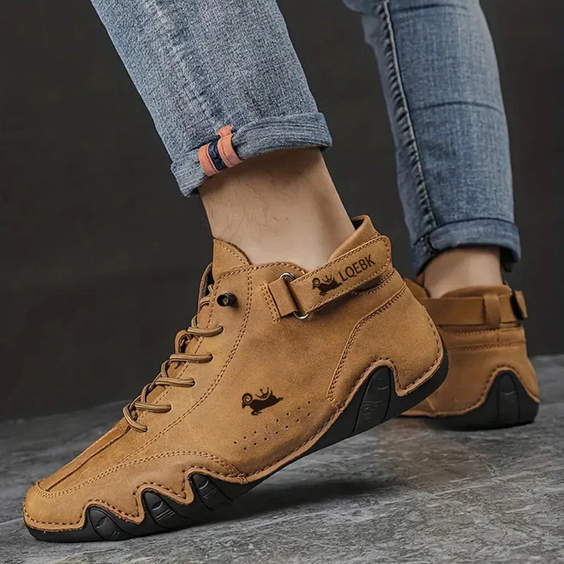 Chaussures de marche confortables en cuir, conçues pour l'équilibre.