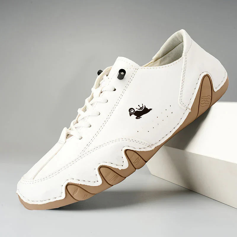 Chaussures de marche confortables en cuir, conçues pour l'équilibre.