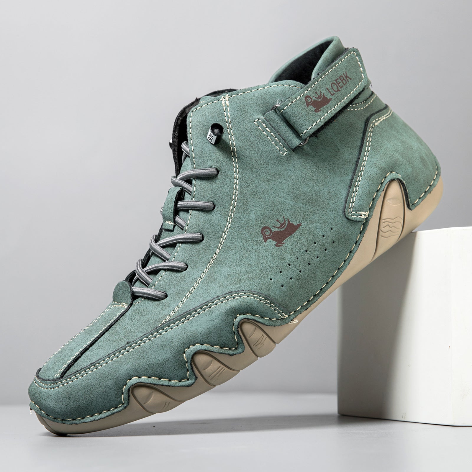 Chaussures de marche confortables en cuir, conçues pour l'équilibre.