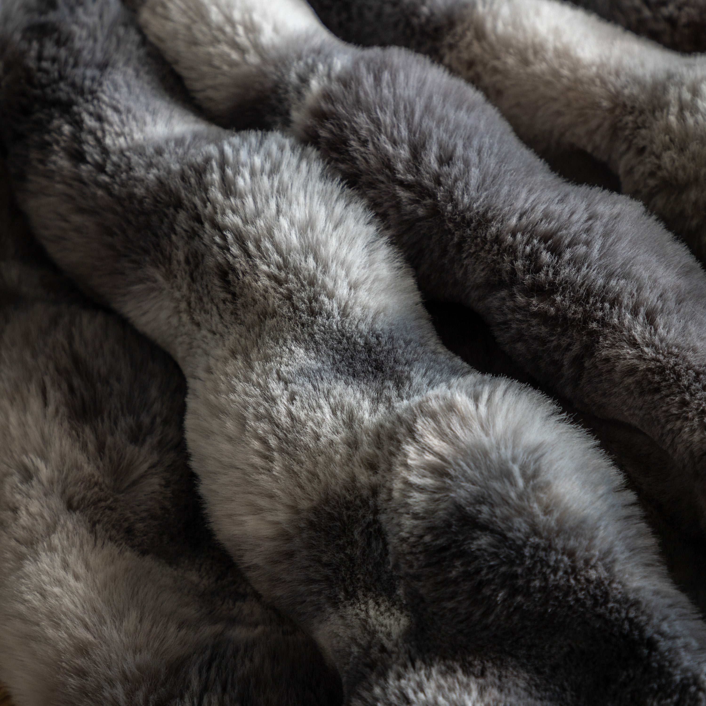 CocoonChic - Plaid en Fausse Fourrure Marbrée Grise et Blanche pour un Toucher Luxe