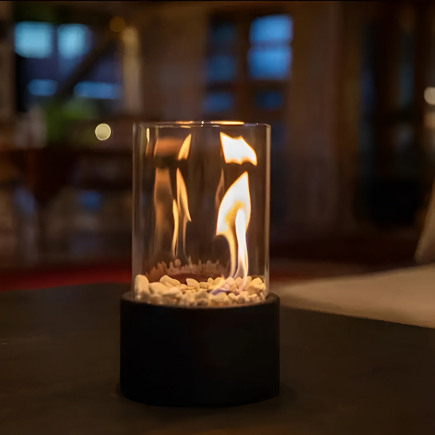 SleekFlame - Foyer de table élégant avec base en métal noir