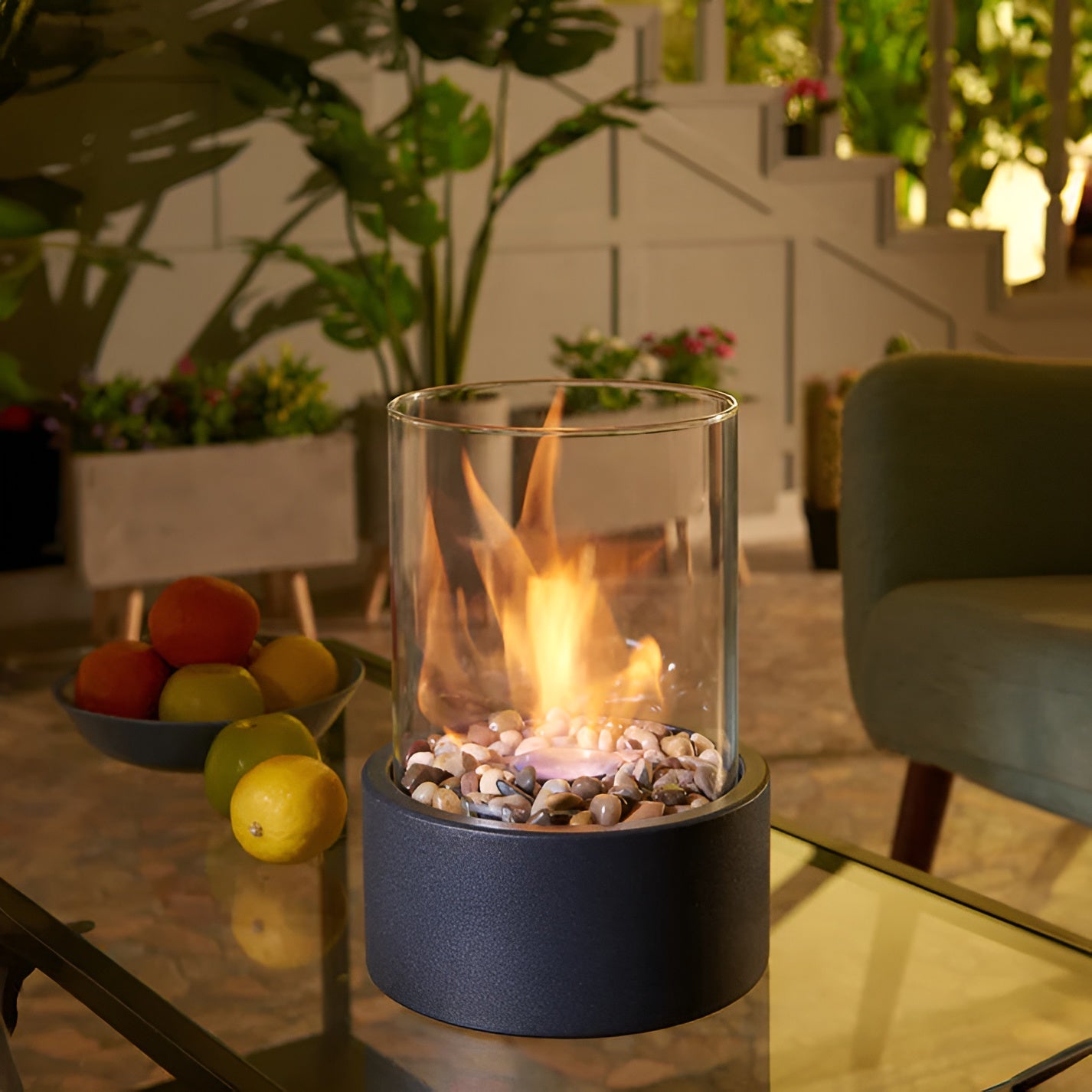 SleekFlame - Foyer de table élégant avec base en métal noir
