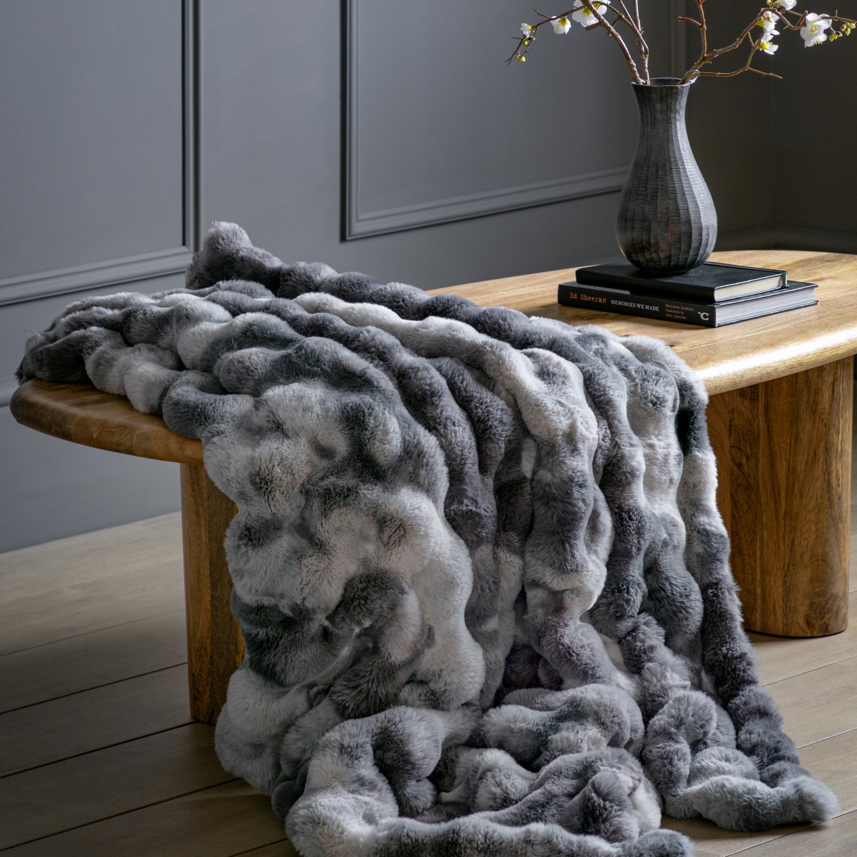 CocoonChic - Plaid en Fausse Fourrure Marbrée Grise et Blanche pour un Toucher Luxe